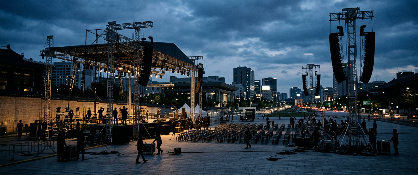 지역축제 야외 콘서트 무대 설치와 음향 타워 준비 현장